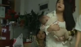 吃奶摸下面视频,吃奶摸下面，萌娃搞笑瞬间